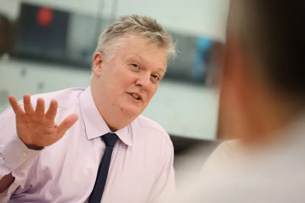 هيو بيل كبير اقتصاديي بنك إنجلترا يتحدث للصحافيين في لندن (رويترز)