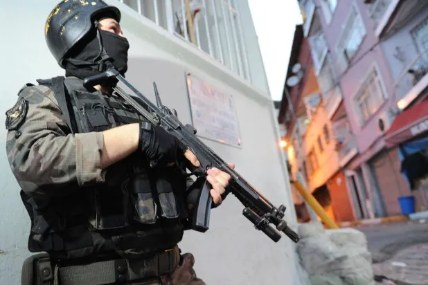 أحد عناصر قوات مكافحة الإرهاب التركية خلال عملية ضد عناصر تنظيم «داعش» في إسطنبول (الداخلية التركية - «إكس»)