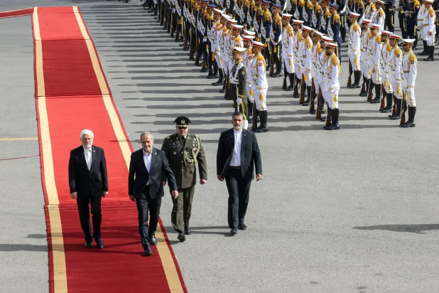 صورة نشرتها الرئاسة الإيرانية من مراسم توديع بزشكيان قبل مغادرته إلى نيويورك اليوم