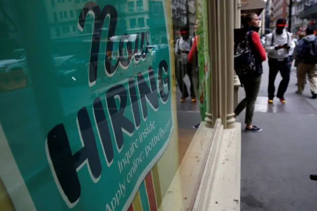 لافتة «نوظف الآن» على أحد المطاعم في مانهاتن بمدينة نيويورك (أرشيفية - رويترز)