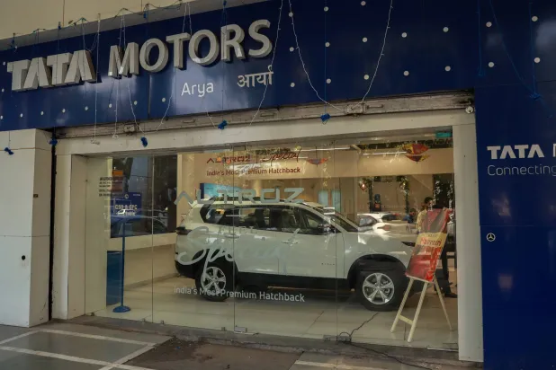 أحد معارض شركة «تاتا» الهندية في نيودلهي (إ.ب.أ)