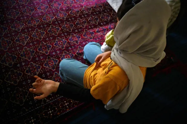 الفتاة الأفغانية اللاجئة ليلاما خلال مقابلة بمقر إقامتها في إسلام آباد (أ.ف.ب)