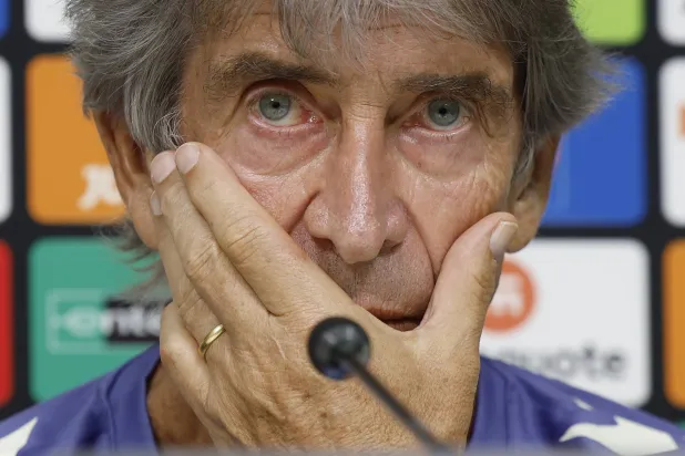 مانويل بيليغريني المدير الفني لفريق ريال بيتيس الإسباني (إ.ب.أ)