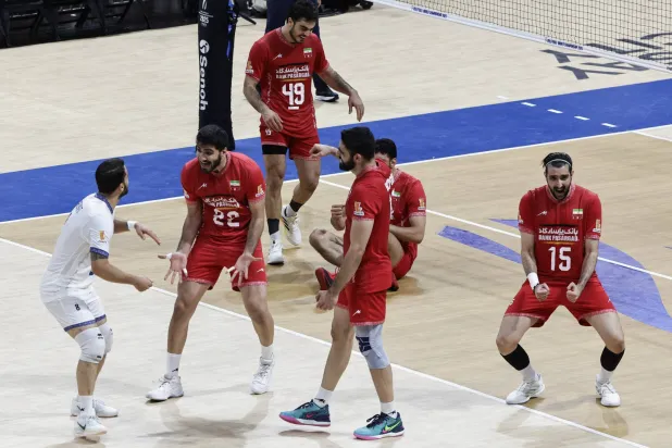 فرحة لاعبي منتخب إيران بعد الفوز على صربيا (إ.ب.أ)