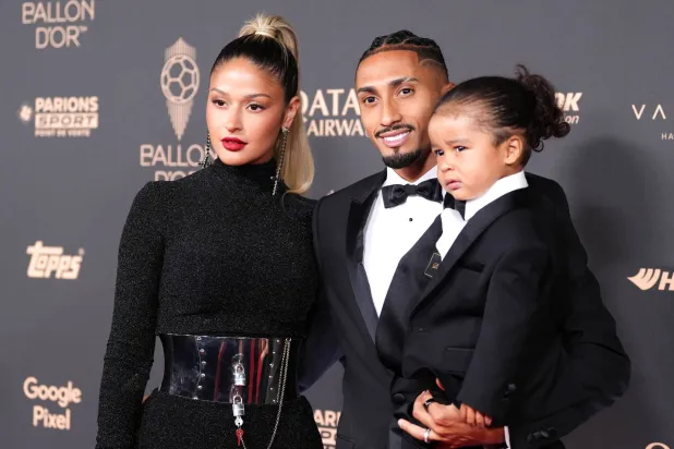 البرازيلي رافينيا وأسرته في حفل الكرة الذهبية (د.ب.أ) 