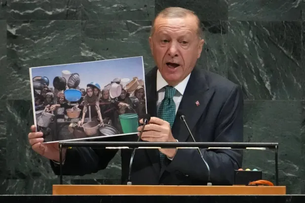 Cumhurbaşkanı Recep Tayyip Erdoğan BM Genel Kurulu'na hitabında Gazze'den fotoğraflar gösterdi (AFP)