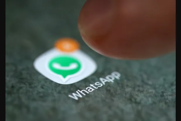 تطبيق «واتساب» يظهر على شاشة هاتف (رويترز)