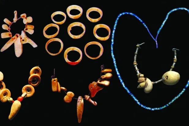 حلل من مقابر تيماء الأثرية