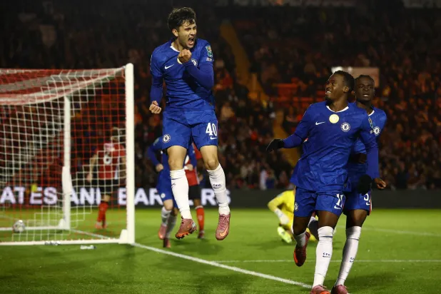 فرحة لاعبي تشيلسي بالفوز على لينكولن سيتي (رويترز)