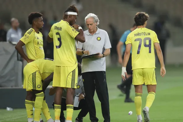 البرتغالي خيسوس في حديث مع لاعبي النصر (تصوير: عدنان مهدلي) 