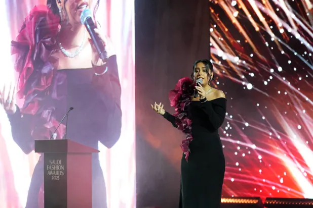 يفضل 51 في المائة من السعوديين الأزياء المحلية على عروض الأزياء العالمية عند السفر (غيتي)