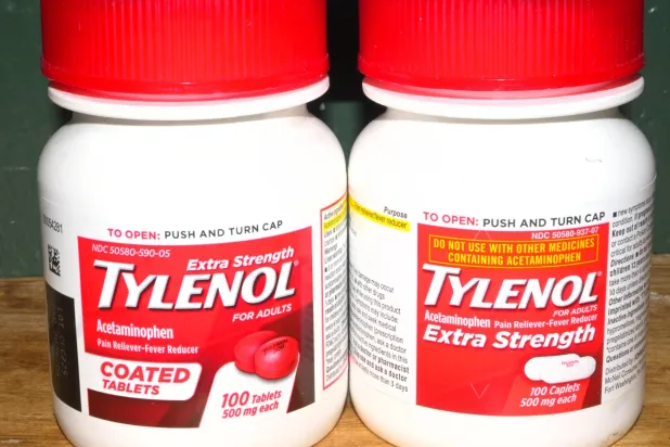 جرعات من دواء تايلينول الاسم التجاري لـ«باراسيتامول» (إ.ب.أ)