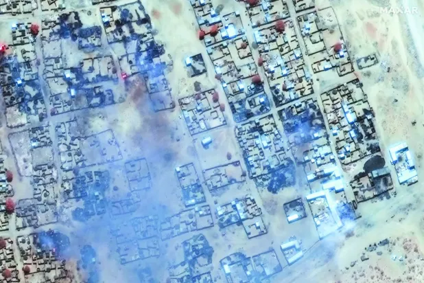 Geçtiğimiz nisan ayında Kuzey Darfur'un el-Faşir kentindeki Zemzem Kampı’ndan yükselen dumanlar (Arşiv – AFP)