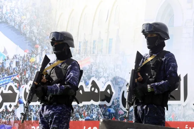 عنصران من الأمن الحوثي خلال حشد للجماعة في العاصمة اليمنية المختطفة صنعاء (إ.ب.أ)