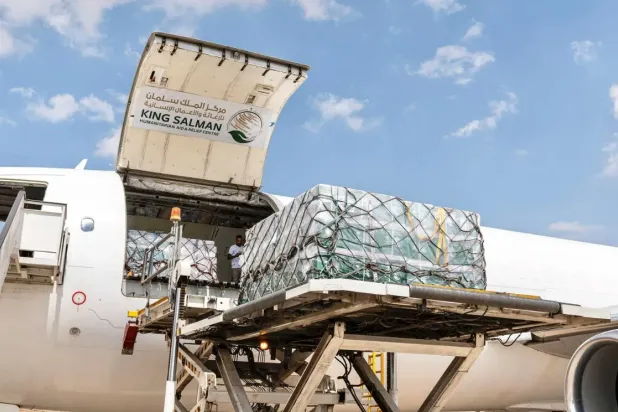 السعودية تواصل جسرها الإغاثي للشعب الفلسطيني بوصول الطائرة الـ65 للعريش