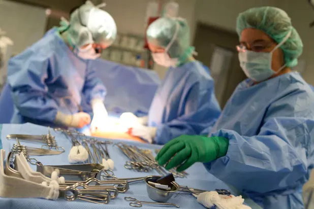 أطباء يستخدمون أدوات طبية أثناء إجرائهم عملية جراحية (رويترز)