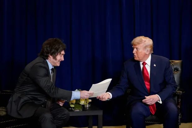 الرئيس الأميركي يسلم نظيره الأرجنتيني خافيير ميلي وثيقة تتضمن منشوراً من موقع «تروث سوشيال» يؤيد فيه إعادة انتخاب ميلي رئيساً (رويترز)