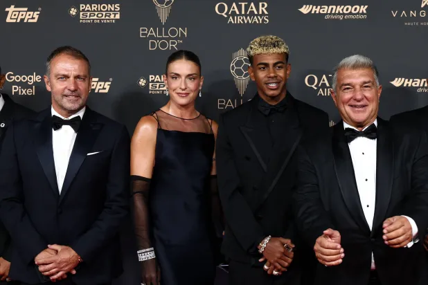 لابورتا ويامال وفليك والنجمة بوتياس خلال حفل البالون دور (أ.ف.ب)