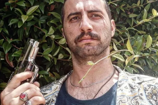 جوزيف زيتوني في مشهد من أحد أفلامه السينمائية («إنستغرام» الفنان)


