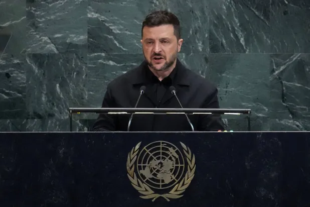 الرئيس الأوكراني فولوديمير زيلينسكي يُلقي كلمة خلال المناقشة العامة للجمعية العامة للأمم المتحدة في نيويورك الأربعاء (أ.ف.ب)