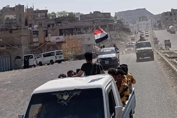 سيارات تابعة لشرطة تعز خلال ملاحقة عدد من المتهمين بحوادث الانفلات الأمني (شرطة تعز)