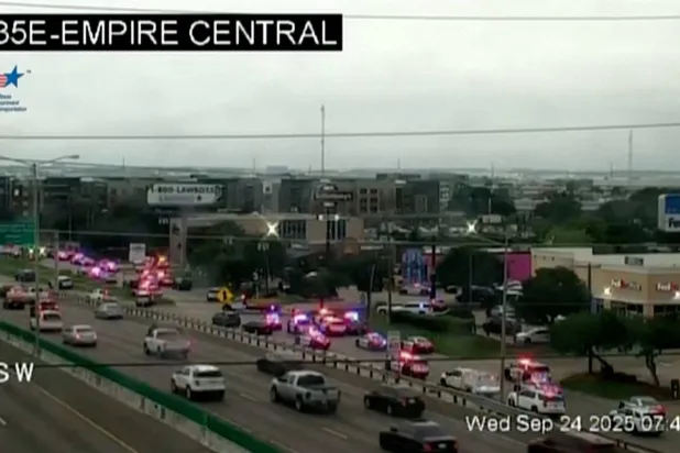 سيارات الشرطة والإسعاف خارج مركز احتجاز تابع لشرطة الهجرة الفيدرالية حيث وقع إطلاق نار في دالاس بأميركا (رويترز)