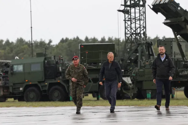 رئيس الوزراء البولندي دونالد توسك ونائب رئيس الوزراء وزير الدفاع فلاديسلاف كوسينياك كاميش والقائد العام للقوات المسلحة البولندية ماريك سيكولوفسكي يحضرون مناورات عسكرية في أوستكا - بولندا 16 سبتمبر 2025 (رويترز)