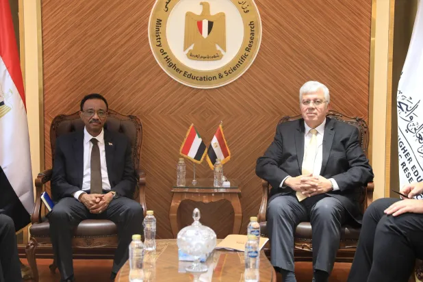 وزير «التعليم العالي» المصري أيمن عاشور خلال استقباله نظيره السوداني أحمد مضوي (مجلس الوزراء المصري)