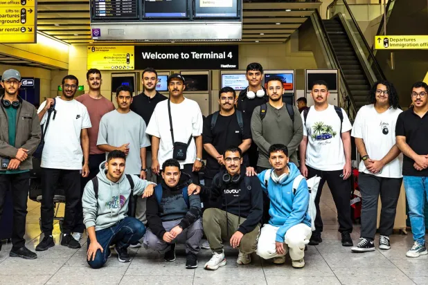 الطلبة السعوديون لدى وصولهم إلى بريطانيا للالتحاق بالمعسكر (سدايا)