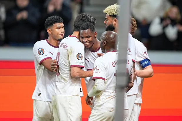 فرحة لاعبي ميدتيلاند الدنماركي بالفوز على شتورم غراتس النمساوي (أ.ب)