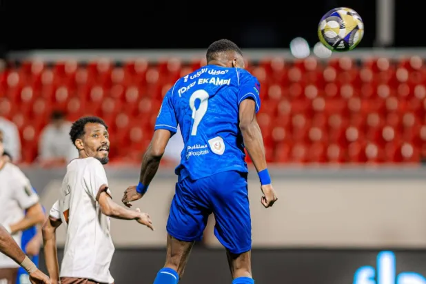 إيكامبي لدى تسجيل هدفه في مرمى الجبلين (الشرق الأوسط)