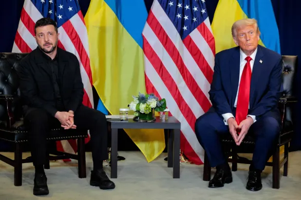 ABD Başkanı Donald Trump ile Ukrayna Devlet Başkanı Vladimir Zelenskiy, New York'taki görüşmelerinde (AFP)