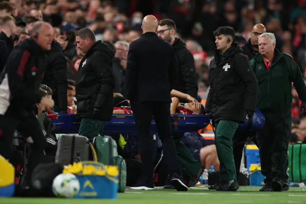 ليوني على النقالة الطبية بعد تعرضه للإصابة (رويترز)