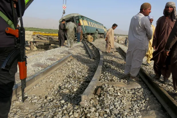 أشخاص يتفقدون موقع انفجار بعبوة ناسفة بدائية الصنع استهدف قطار «جعفر إكسبريس» بمنطقة دشت - بلوشستان الثلاثاء 24 سبتمبر 2025 ما أدى إلى خروج 4 عربات عن مسارها وإصابة ما يقرب من 12 راكباً (إ.ب.أ)