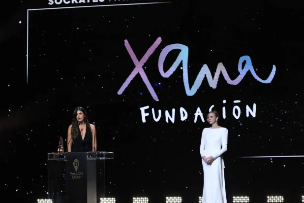 قدمت الأميرة جائزة "سقراط" لمؤسسة "Xana"، التي أسسها المدرب الإسباني لويس إنريكي وزوجته إلينا كوييل تكريمًا لابنتهما
(أ.ف.ب) 