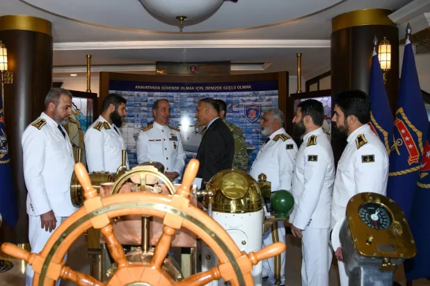 زيارة وفد القوات البحرية السورية لقيادة الأسطول التركي (الدفاع التركية - «إكس»)