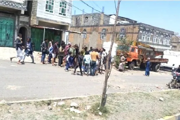 تجمع يمنيين عقب إلقاء قنبلة يدوية قتلت وأصابت 15 شخصاً في إب (إكس)