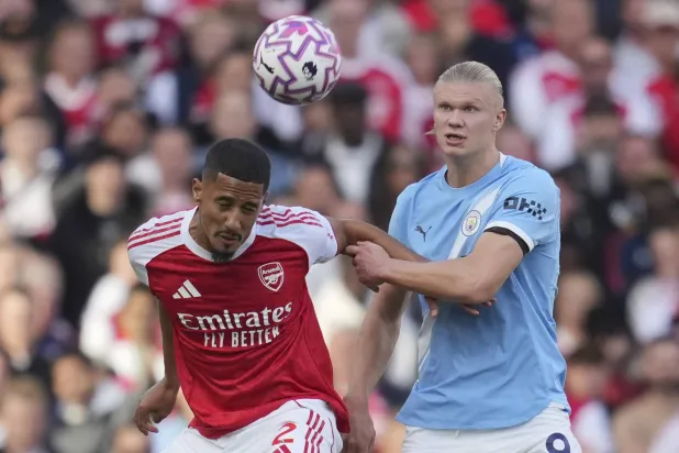 وليام ساليبا في صراع على الكرة مع هالاند (أ.ب)