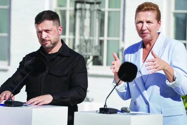 زيلينسكي مع رئيسة وزراء الدنمارك بعد لقاء قادة دول البلطيق الأربعاء الماضي (أ.ف.ب)