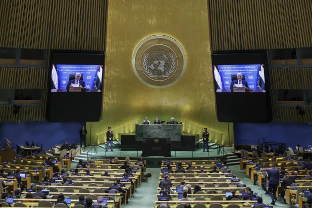 الرئيس الفلسطيني محمود عباس يلقي كلمة عبر الفيديو في الجمعية العامة للأمم المتحدة في نيويورك يوم الخميس (إ.ب.أ)