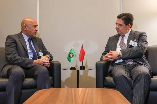 ناصر بوريطة وجاسم البديوي خلال لقائهما على هامش الجمعية العامة الأممية في نيويورك الخميس (مجلس التعاون) 