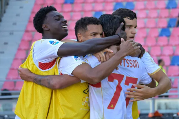 جنوا إلى دور الـ16 (إ.ب.أ)
