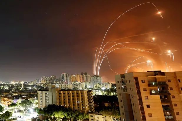 الحوثيون يعلنون استهداف مواقع إسرائيلية بصاروخ فرط صوتي 