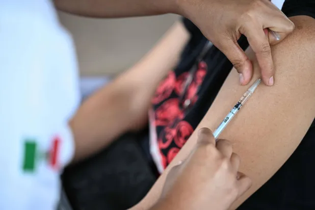 امرأة تتلقى جرعة من لقاح الحصبة خلال حملة تطعيم في المكسيك (أ.ف.ب)