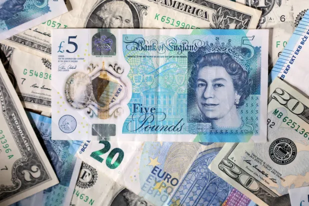 أوراق نقدية من الدولار الأميركي واليورو والجنيه الإسترليني (رويترز)