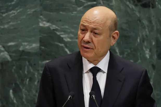 العليمي شدد على مساعدة العالم من أجل إنقاذ بلاده من المشروع الإيراني المتمثل في الحوثيين (رويترز)