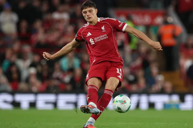 جيوفاني ليوني مدافع ليفربول الشاب (رويترز)