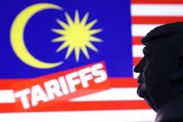 صورة ثلاثية الأبعاد لدونالد ترمب وعلم ماليزيا وكلمة «رسوم جمركية» (رويترز)