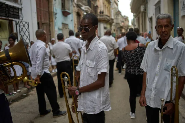 التدريب الموسيقي يوفر «نوعاً من الحماية» ضد الآثار السلبية المعتادة للإحساس بالألم (أ.ب)