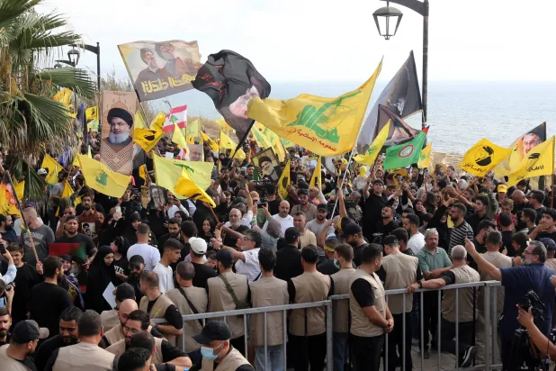 مناصرون لـ«حزب الله» يشاركون في ذكرى اغتيال نصر الله أمام صخرة الروشة في بيروت (إ.ب.أ)